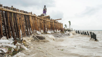 一个海堤，在印度恒河 - 布拉赫姆雅图拉三角洲加上升起上升的海洋和停止侵蚀。
