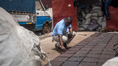 工程师检查由加纳的郊区的回收塑料制成的铺路块。