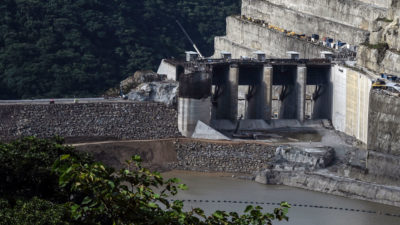 今年4月，哥伦比亚伊图安戈大坝建筑工地发生山体滑坡，迫使至少2.5万人撤离。