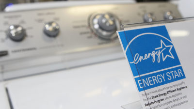 在加利福尼亚州马林市，百思买(Best Buy)一家商店的洗衣机上展示着“能源之星”(Energy Star)标签。