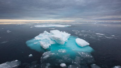 冰在挪威北极群岛和格陵兰之间的冰河漂移。