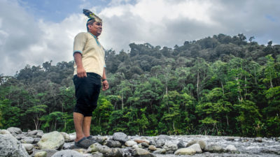 Reynaldo Santana，Naso国王，在西北巴拿马的Teribe河岸。