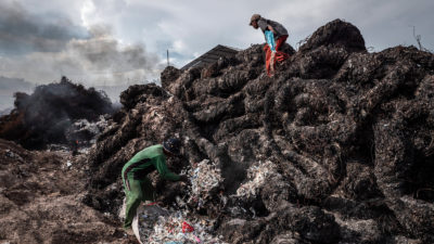 工人准备烧塑料垃圾在Mojokerto导入转储,印尼在2018年。