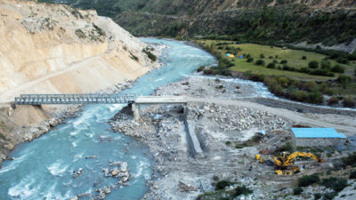 2018年10月，尼泊尔村村附近的卡纳利河横跨卡纳利河的一座桥梁。