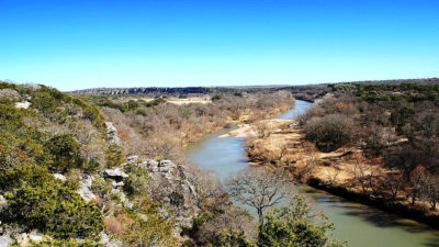 兰诺河（Llano River）穿过奥斯丁西北部的爱德华兹高原（Edwards Plateau）。