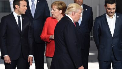 总统特朗普与法国总统阿长音符号(左)和德国总理安格拉•默克尔(Angela Merkel)上个月在布鲁塞尔的北约峰会。