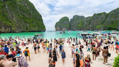 泰国玛雅湾在政府关闭前每天吸引5000名游客，以恢复生态系统。
