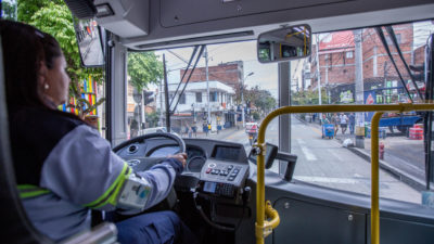 一辆电动巴士在哥伦比亚Medellín的街道上行驶。