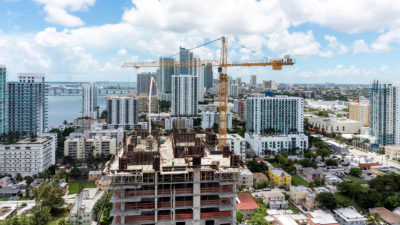 2014年在迈阿密建造新的高层共管公寓。