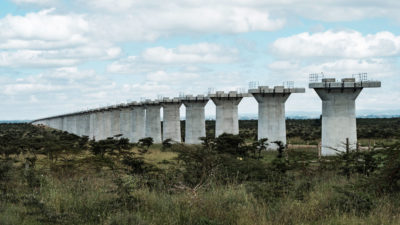 第二阶段的建设由中国出资的标准轨距铁路穿越在肯尼亚内罗毕国家公园,如在6月。