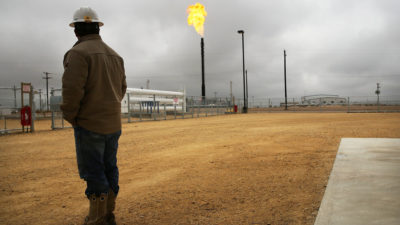 在德克萨斯州花园城的一家加工厂，燃烧的天然气被烧掉。