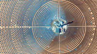Ouarzazate太阳能发电站是位于摩洛哥的多相太阳能综合体，是世界上最大的集中太阳能发电厂，能源容量为510兆瓦。该设施的第三阶段是这里看到的820英尺NOOR III塔，使用7,400镜像将太阳的能量聚焦，将熔融盐加热至500–1,022华氏度，从而产生产生电力的蒸汽。