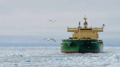 北欧猎户座(Nordic Orion)货船运载一船煤炭穿过北极。