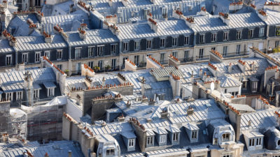 巴黎的标志性锌屋顶可以加热到194华氏度在炎热的夏天。