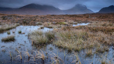 苏格兰斯凯岛上的泥炭沼泽。