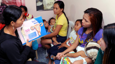 妇女在菲律宾马尼拉的LIKHAAN妇女健康中心被告知妇女。