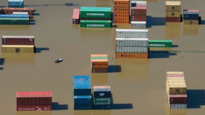 运输集装箱滞留在德国里萨港口的洪水中。
