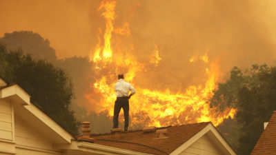 2013年，泉水大火侵占了加利福尼亚州卡马里洛的一所房屋。