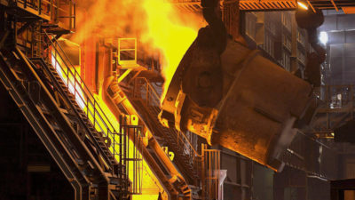 在钢铁厂高炉在萨尔茨基特,德国。