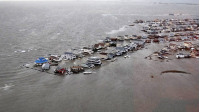 2012年10月，超级风暴桑迪过后，新泽西州海洋县的房屋被淹。