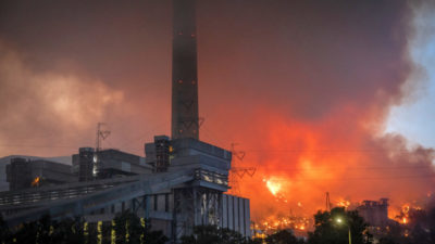 野火在8月4日在土耳其穆格拉的一家燃煤电厂后面愤怒。