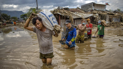罗德里格斯（Rodriguez）的居民在菲律宾（Philippines），韦德（Wade）穿过台风瓦姆科（Typhoon Vamco）在2020年11月留下的洪水。