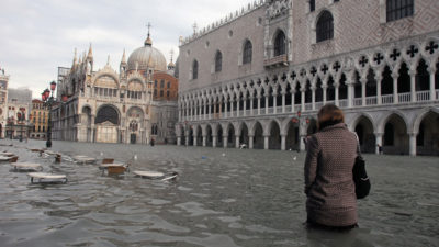 威尼斯的海平面上升加剧了涨潮的洪水，淹没了城市广阔地区，例如标志性的圣马科广场，在2008年在这里看到。