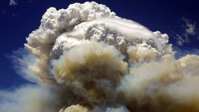 2004年7月，亚利桑那州佩森附近的柳树大火上形成了一团火积雨云。