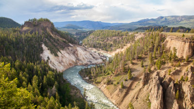 黄石河流经怀俄明州的黄石国家公园。