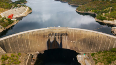 工程师们在南非赞比西河上420英尺高的卡里巴大坝发现了裂缝。