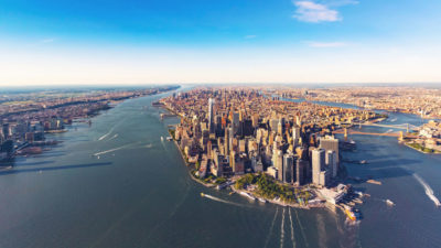 曼哈顿下城的视图,在哈德逊河和东河流。