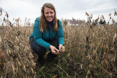 爱荷华州实用农民的农艺师莎拉·卡尔森（Sarah Carlson）倡导小谷物。 