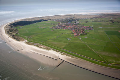 在荷兰北部，沙滩稳定工程和沙滩外的堤坝保护着一个城镇。
