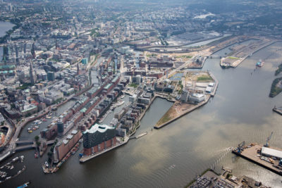 汉堡的海港城受到了风暴潮和海平面上升的部分保护。这片区域包括照片右侧三分之二的岛屿。