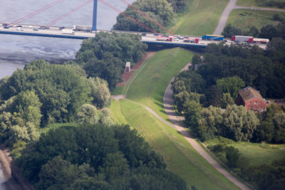 在汉堡的威廉姆斯堡部分的堤坝，那里的一些地区低于海平面22英尺。