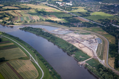 这个靠近汉堡Wilhemsberg部分的海湾是为了让河水流入，并略微缓解洪水。查看画廊。