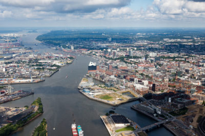 汉堡是欧洲第二大港口，位于流入北海的易北河(Elbe River)的内陆三角洲。
