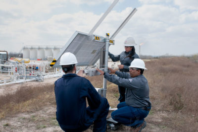 Quanta3的创始人Dirk Richter(左)正在检查Statoil在德克萨斯州Karnes县的一个井场的甲烷检测系统。