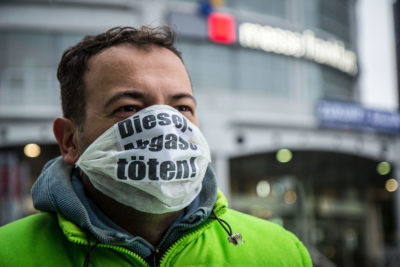 一个活动家，短语“杀死柴油机”印在他的面罩上，在2017年9月在法兰克福的抗议活动中。 