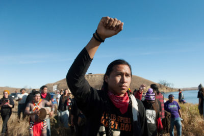 人们聚集在立岩印第安人保留地，抗议在北达科他州坎农鲍尔附近修建输油管道。