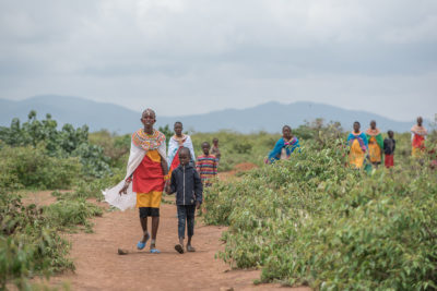 桑布鲁妇女和他们的孩子走在kirisia森林附近。
