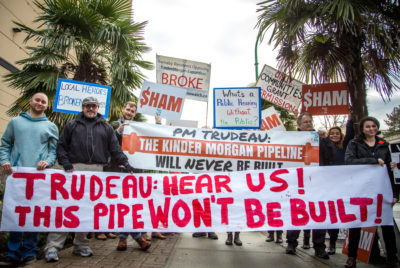 去年，加拿大国家能源委员会的抗议者听证会。