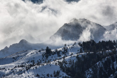 电峰在黄石国家公园。由于气候变化，黄石地区的降雪已经下降。