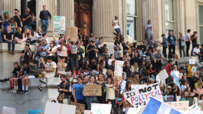 成千上万的纽约市学生聚集在曼哈顿下部较低的曼哈顿，以2019年9月对气候变化的行动。