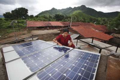 Meenakshi Dewan，太阳能工程师，在印度Tinginaput的农村社区检查太阳能电池板。