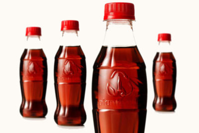 可口可乐的新植物瓶由30%的甘蔗和其他植物制成，其余由传统的油基塑料制成。