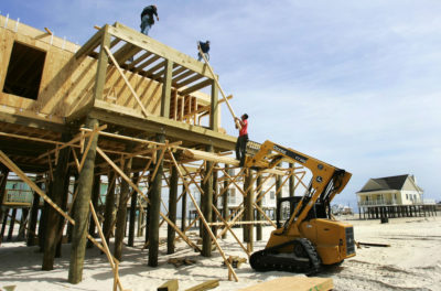 建筑工人重建被卡特里娜飓风摧毁的房屋。