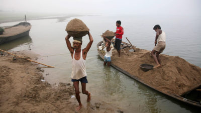劳动者从印度的yamuna河运输沙子，建筑繁荣导致河砂砂的不分青红皂白。