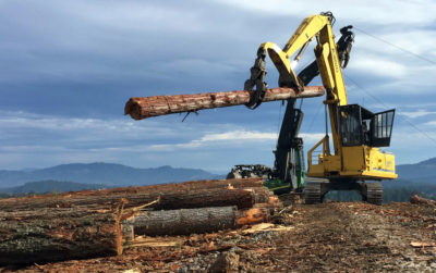 俄勒冈州西南部的一个工作人员正在运送原木，这些原木将被用来制造大量木材。
