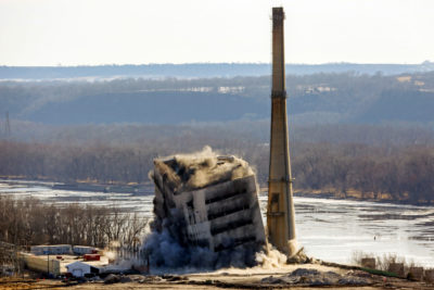 2017年12月，威斯康星州卡斯维尔的燃煤尼尔森杜威发电站拆除。电厂于2015年关闭。